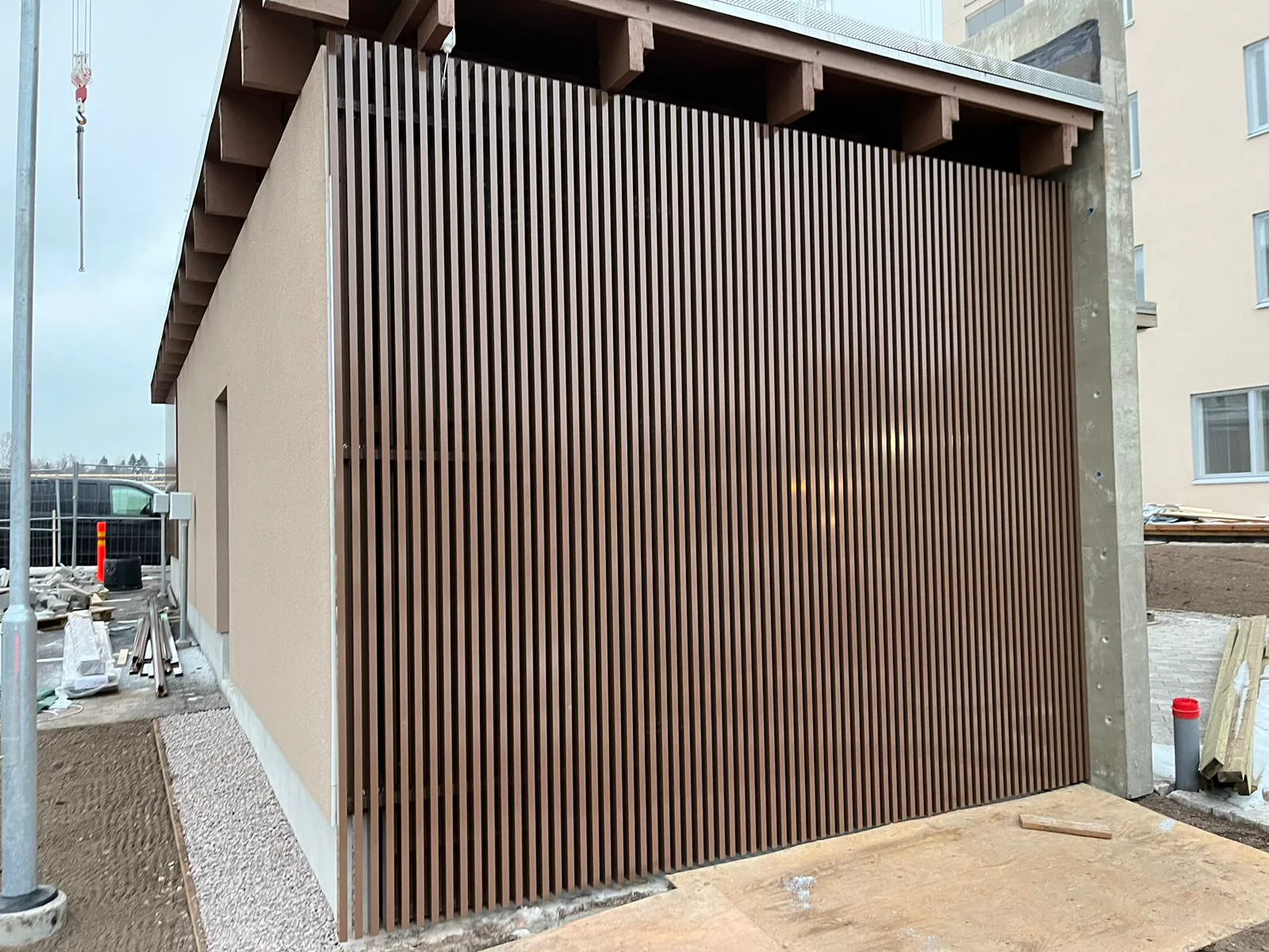Finnoo Avara Espoossa, piharakennuksessa lämpimänruskeat 25x60 mm pystysäleet